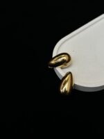 Gözyaşı damlası formu ve gold rengiyle dikkat çeken bu çelik küpe, zarif tasarımı ve kararma yapmayan yapısıyla şıklığınızı tamamlar.