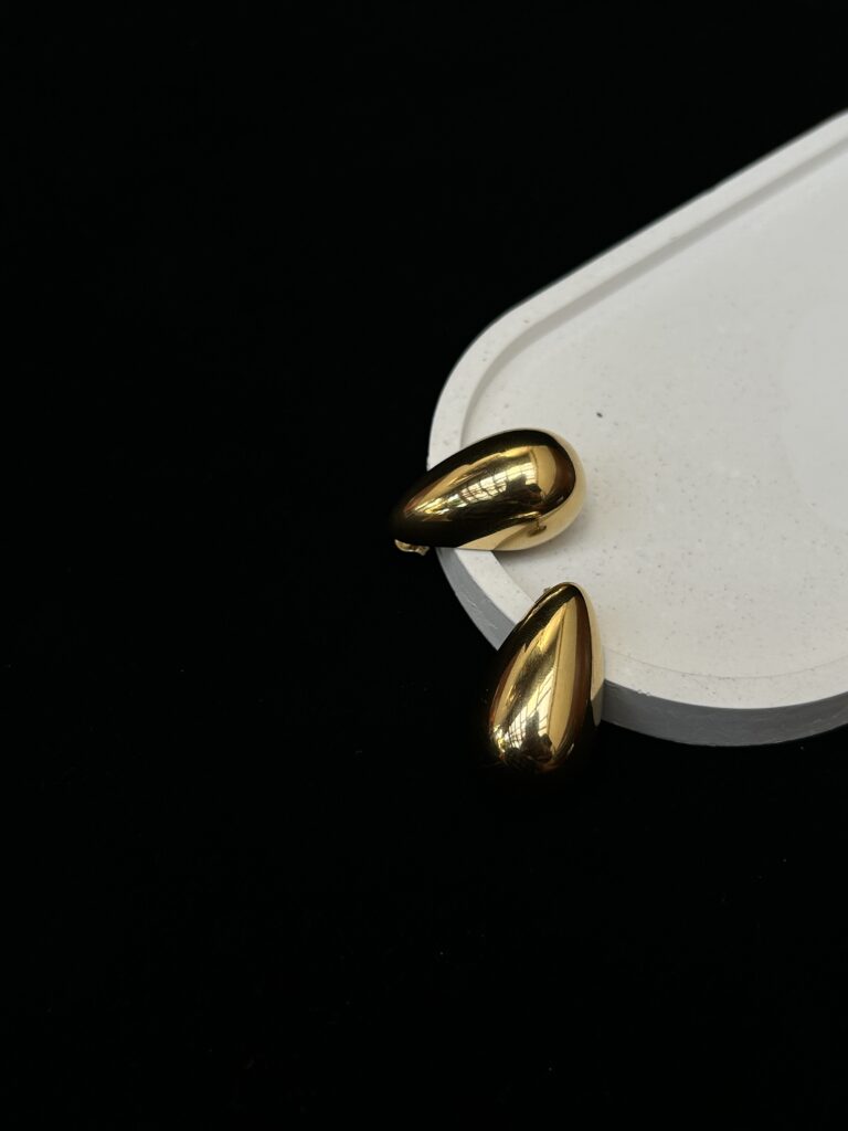 Gözyaşı damlası formu ve gold rengiyle dikkat çeken bu çelik küpe, zarif tasarımı ve kararma yapmayan yapısıyla şıklığınızı tamamlar.