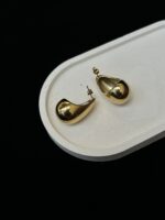 Gözyaşı damlası formu ve gold rengiyle dikkat çeken bu çelik küpe, zarif tasarımı ve kararma yapmayan yapısıyla şıklığınızı tamamlar.